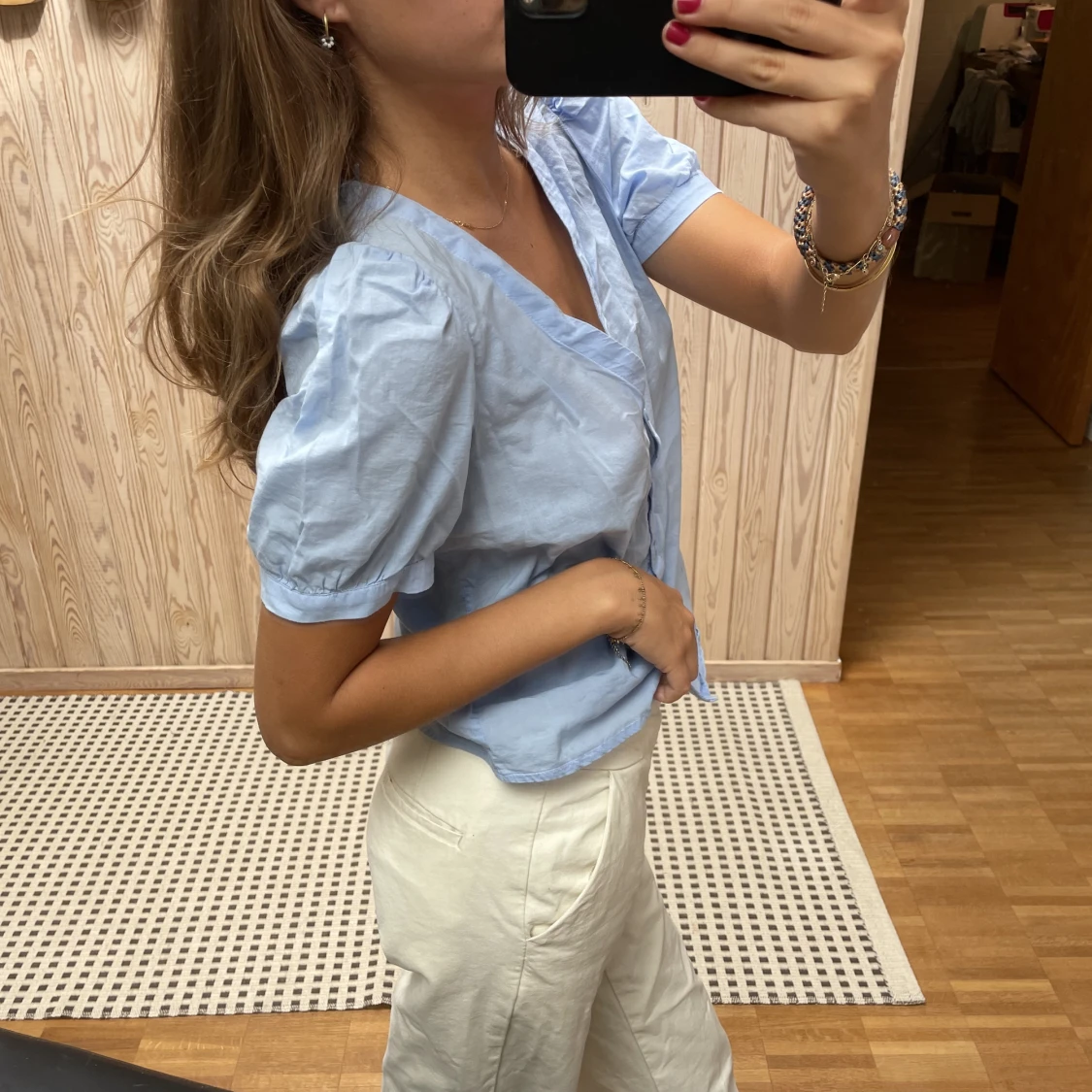 Blå blus med knäppning - 90