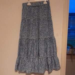 Jag säljer denna fina blåa långa sommar kjol för att den är för liten❤️