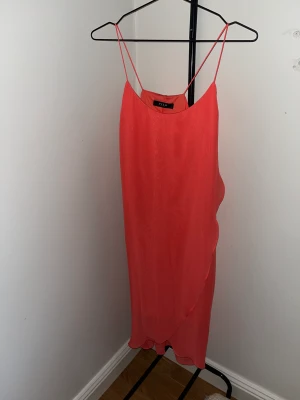 Klänning  - Säljer denna jätte fina sommar klänningen som är perfekt till sommaren men även till resor. Endast använd fåtal gånger och är i superfint skick. Skriv vid intresse, pris kan diskuteras💕🫶