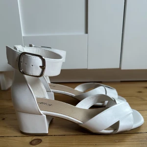 Sandaletter  - Söta vita sandaletter med liten klack 🤍 Sparsamt använda då de är för små för mig. Srtl 38✨