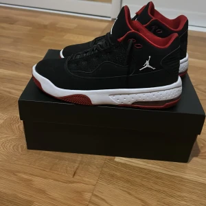Jordan Max Aura 2 (GS) Storlek 38 - Säljer Skor. Har använt skorna två gånger förut väldigt bra skick på skorna. Storlek 38 men känns ganska tighta. Vi kan diskutera pris