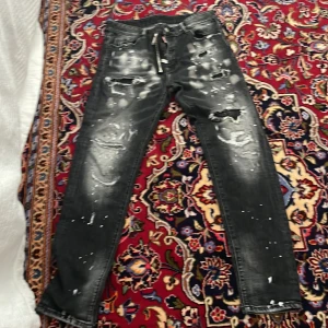 Hej säljer min dsquared 2 jeans  - Hej säljer min dsquared 2 jeans använd 1 gång och är köpt för 1300 Om ni är snabba så får första personen den för 850 normalt säljer jag den för 1200 använd 2 gånger kan passa M och XL  