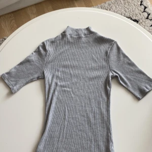 Ribstickad tröja - Fin grå ribsrickad tröja med crew neck, andvänd ett fåtal gånger.