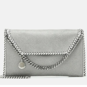 Stella mccartney Falabella mini - Säljer nu min älskade axelväska från Stella Mccartney då jag vill köpa den i en annan färg❤️Väskan är i bra skick, kedjan är lite sliten men det är inget som märks❤️Köpt på Mytheresa för 6500kr, kvitto finns❤️Skriv för fler bilder eller om ni har frågor 