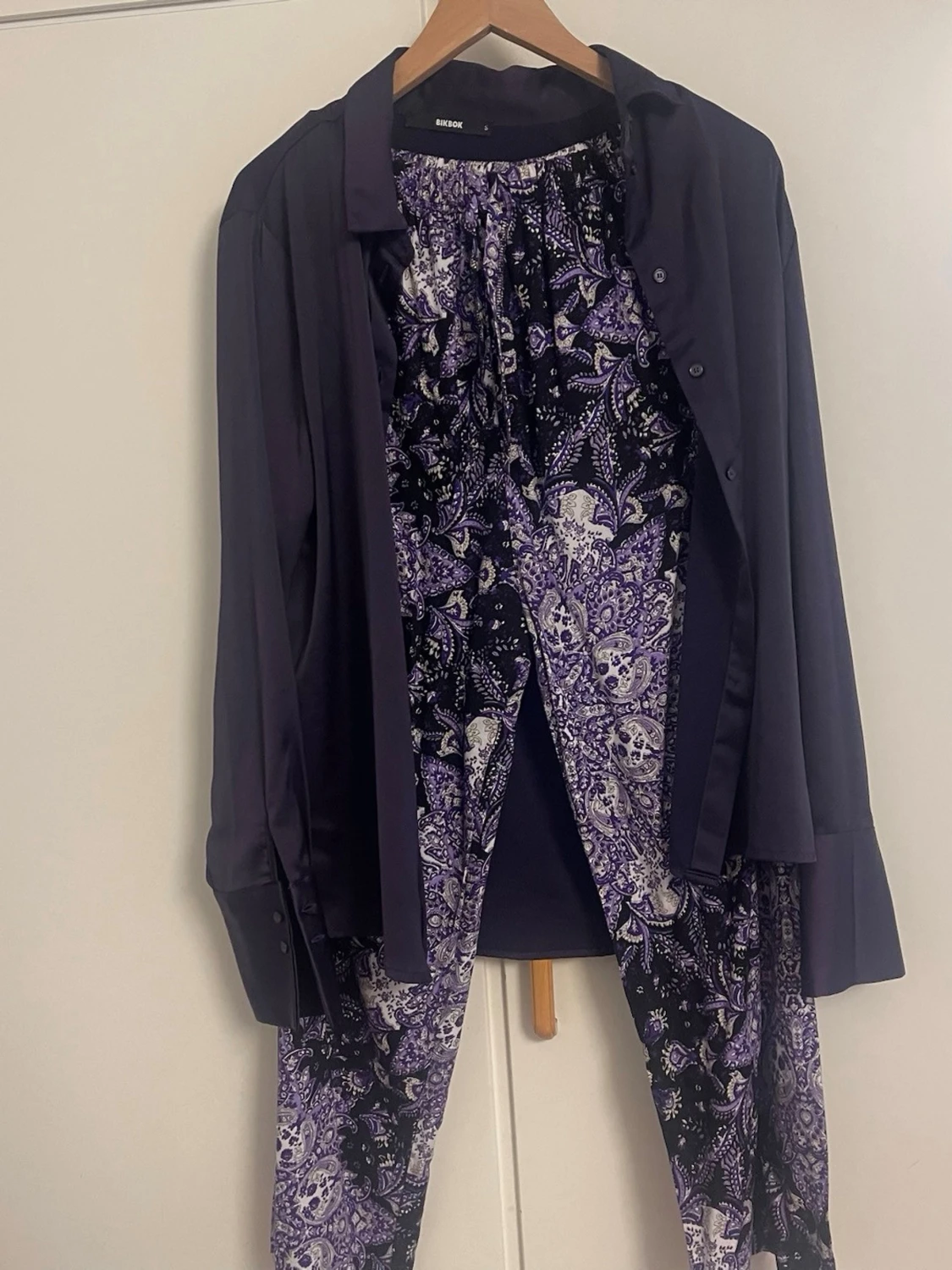 Lila och svart pyjamas-set från Bik Bok
