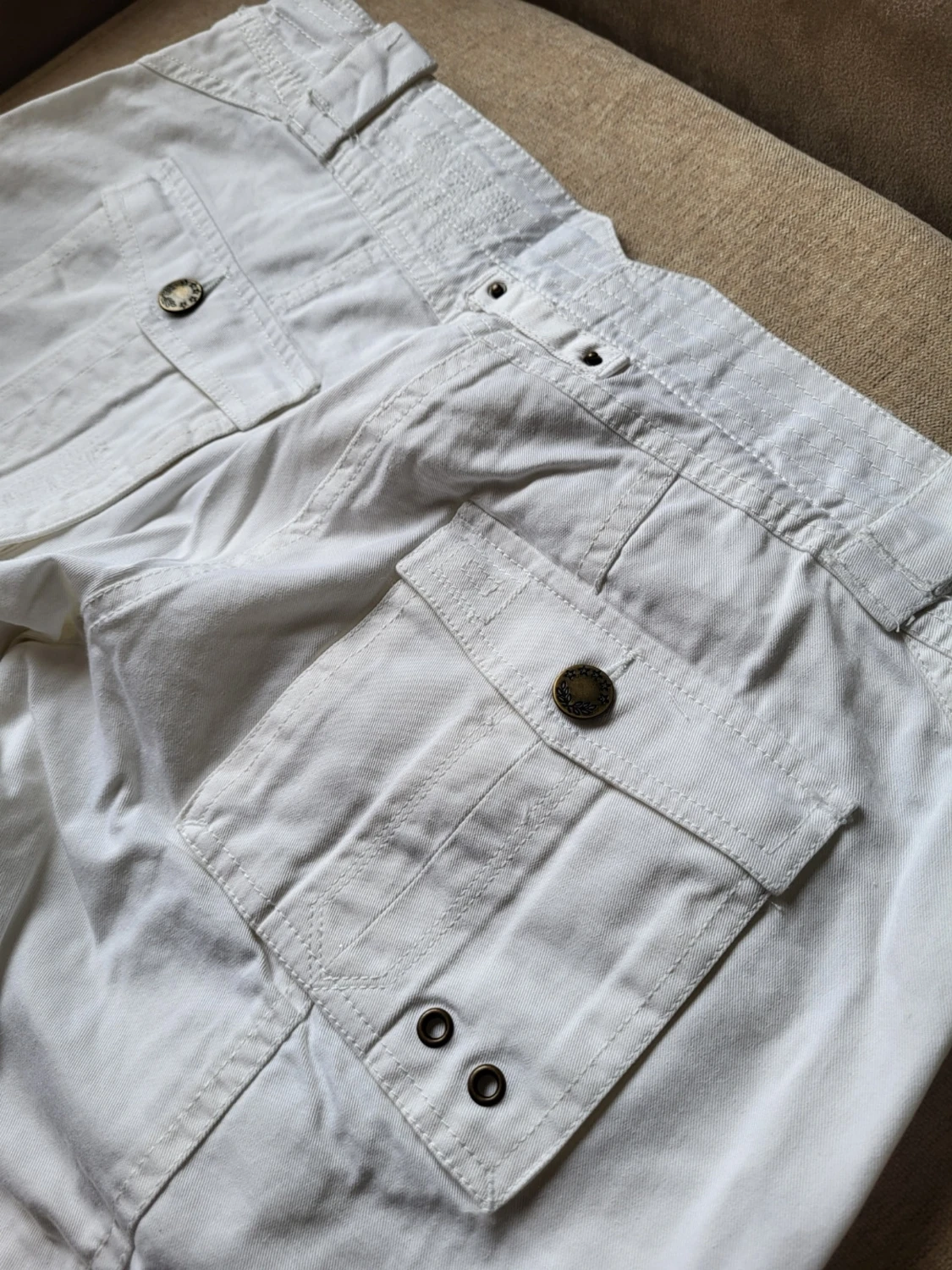 Vita cargoshorts med fickor Wet Seal Storlek Us 9 L - 3