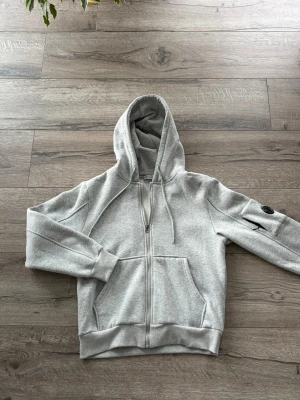 CP company tröja - Säljer en grå CP company tröja i storlek s. Väldigt bra skick. Vid funderingar så är det bara o skriva