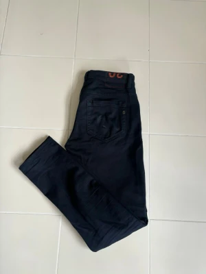 Otroliga dondup George jeans w30 - Steal! Superfina snygga eleganta och eftertraktade svarta Dondup George jeans i w30. Helt perfekta nu till sommaren! Väldigt prisvärda och schyssta i utmärkt toppskick verkligen! Tveka inte vid minsta fråga eller fundering och pris ej hugget i sten.