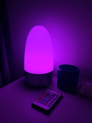 Denver LED-lampa med fjärrkontroll - Vit LED-lampa med kupad form. Styrs med en fjärrkontroll som har flera färgval och ljuslägen (fade/strobe etc.) Strömadapter medföljer. Perfekt för att skapa mysig belysning i rummet. Fullt fungerande. 📏 Mått Lampa: 20x10cm Sladd: ca 115cm