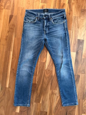 Blå slim fit jeans från Neuw - Säljer ett par Iggy Skinny jeans från Neuw som är i mycket bra skick. Skulle säga att passformen är mellan skinny och slim. Jag kapade jeansen från 32 till en längd som är ungefär 29 eller 28. Hör av er vid intresse! 