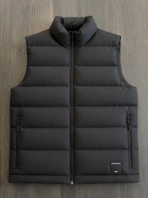Svart dunväst från Björn Borg - Björn Borg Centre Down Bodywarmer - Black nypris 1900kr
