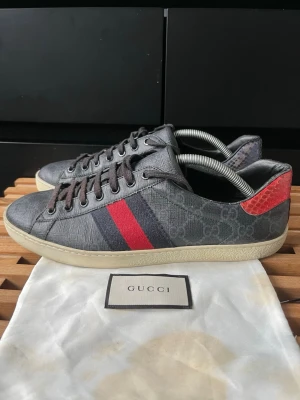 Gucci ace monogram skor  - Tjena, säljer nu dessa riktigt snygga och populära Gucci ace skorna i svart monogram, Uk 8/ EU 42, de är i bra skick, se alla bilder, dustbag ingår, hör av er vid frågor och funderingar🙌🤝 