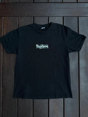 Supreme T-shirt Camo - Storlek L                                                                            Passar även M                                                                   Små tecken på användning                                          Pris ej hugget i sten :)