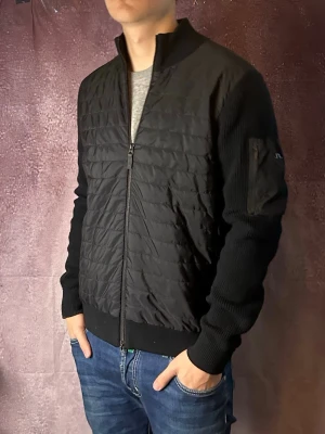 J.lindeberg cardigan - Mycket fint skick | Size S (modellen är 188 cm 74 kg) | fraktar spårbart inom 24 timmar | för att köpa klicka ”köp nu” | vid frågor eller funderingar skriv ett meddelande | följare får bättre rabatter🙌