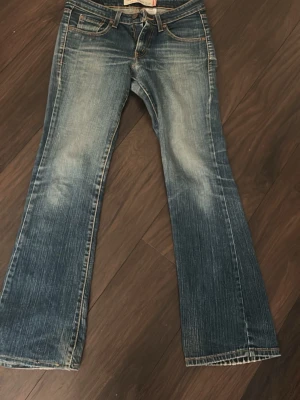 Vintage Levis jeans  - Säljer skit snygga ovanliga vintage Levis jeans, dom är utsvänga och lågmidjade, säljer för att dom tyvärr är för stora för mig, är osäker på strl för den inte står men skriv privat för exakta mått💕