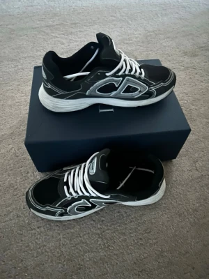 Svarta CD sneakers - Säljer skorna på grund av oanvändning, boxen följer med