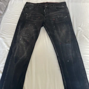 Dsq2 jeans - Jag säljer mina dsq byxor pga ingen användning av dem samt att dom är lite för stora i passformen, Jeansen är knappast använda och är i väldigt bra skick, Pris kan diskuteras vid snabb affär 