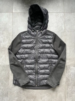 Ralph lauren cardigan  - Tjena, säljer nu denna riktigt snygga och populära Ralph lauren cardiganen, den är i använt skick, finns en del fläckar och lite sliten längst ner vid armarna, men allt syns på bilderna, storlek S, dam jacka, hör av er vid frågor och funderingar🙌🤝 