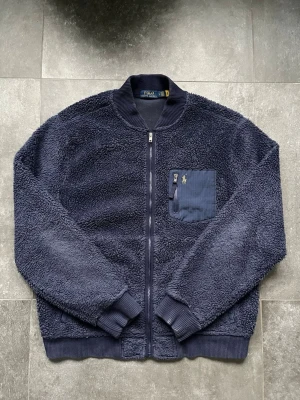 Ralph lauren teddy jacka  - Tjena, säljer nu denna riktigt snygga och populära Ralph lauren teddy fleecen, den är i bra skick men lite smutsig, storlek L, hör av er vid frågor och funderingar🙌🤝 