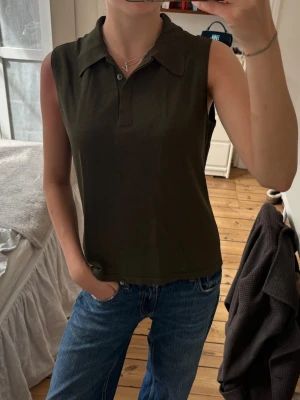 Piketröja - Så snygg pikétröja utan ärmar😍har några maskor (se sista bilden) kan inte hitta någon storlek men skulle säga typ s