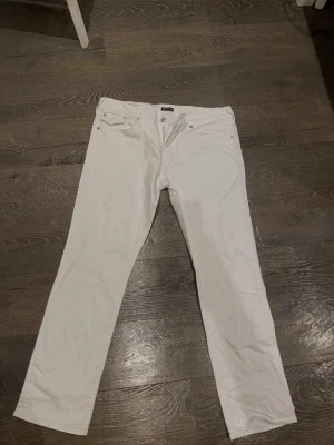 True religon  - Snygga vita jeans från true religon! Jeansen har silverfärgade nitar och knapp, samt bälteshällor i midjan. Perfekta för en clean och stilren look. Dessutom har den en low waist vilket ger en y2k look🤩 har bara använt några gånger men annars är den i jätte bra skick! 