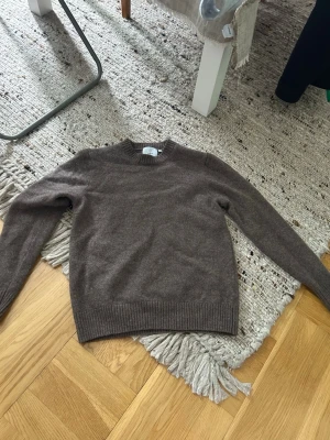 Bläck Russel Wool Sweater - Stickad tröja från märket Bläck, storlek: M. Material: 95% Ull 5% Kashmir.                                          Nypris: 1200kr