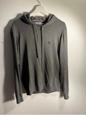 Grå hoodie från U.S. Polo Assn - Jävligt fet grå hoodie från U.S. Polo Assn i mycket bra skick. Storleken är M och sitter perfekt i Storlek. Hör av er vid frågor eller funderingar!