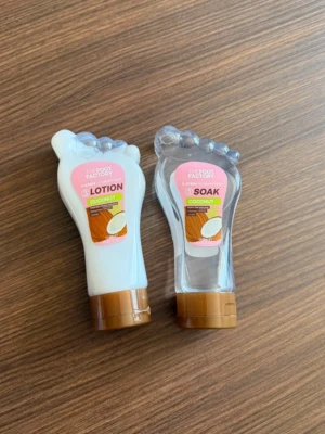Fotvårdsset Coconut – Soak & Lotion - Säljer fotvårdsset från The Foot Factory (coconut): soak & lotion. Aldrig använt, alltså oöppnade.