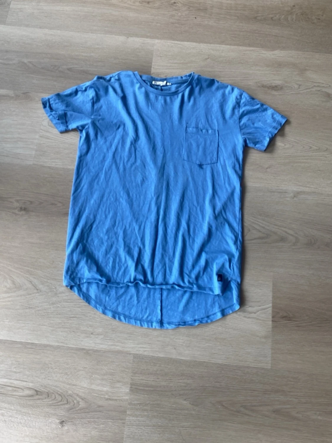 Blå t-shirt med bröstficka - 1