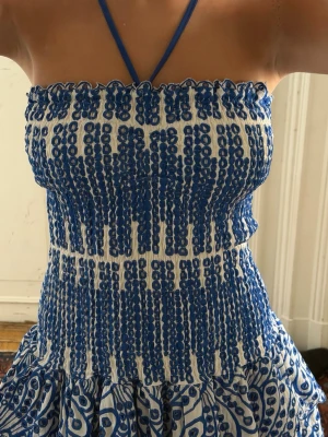 Blåvit Sommar klänning - Säljer denna superfina blåvita klänning som är perfekt för sommaren! Tyget är väldigt stretchigt så passar många storlekar både uppåt och nedåt. Perfekt till semester, student, sommarfester, middagar eller andra speciella tillfällen. Klänningen är köpt utomlands för ca 200 € (ungefär 2300 kr) och är därför inte något man ser överallt. I mycket fint skick och säljs nu för 1200 kr. Hör gärna av dig vid frågor eller om du vill ha fler bilder! 💙☀️