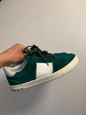 Valentino flycrews gröna - Snygga gröna Valentino flycrews i grymt skick! Alla nitar kvar ✅