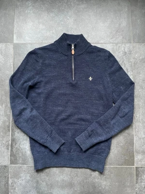 Morris stickad halfzip  - Tjena, säljer nu denna riktigt snygga och populära Morris half zippen i bra skick, inga skador eller likande endast använd, storlek xs och sitter lite litet på mig som är 180, hör av er vid frågor och funderingar🙌🤝 