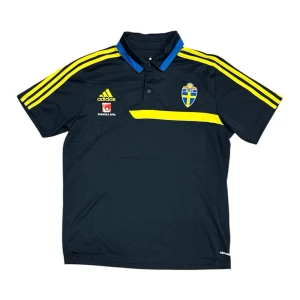 Adidas Sweden 2012 Navy Short Sleeve Football Polo Shirt - Den här varan kommer auktioneras ut på Sneakershyllan x Plick Live den Tisdagen 23 juni kl 18