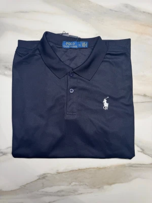 Ralph Lauren Pike - Morkblå pike med vit logga från Ralph Lauren i storlek Xl vilket motsvarar 176-182cm. Kom privat med prisförslag!🤗