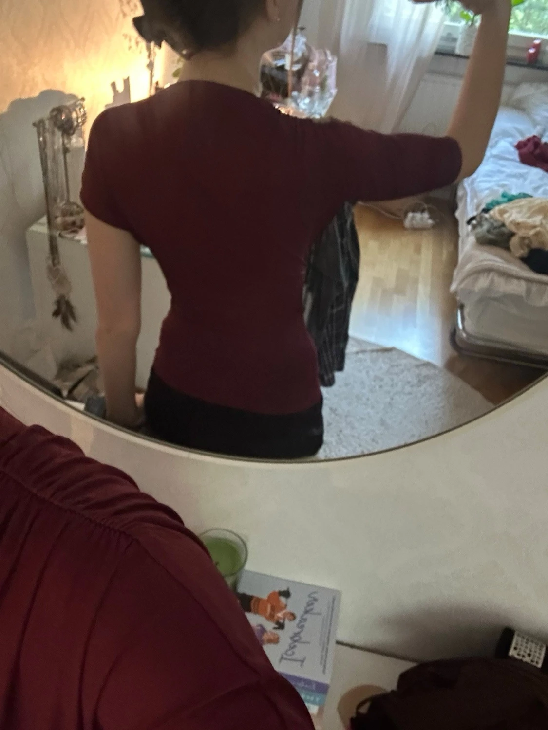 Vinröd oneshoulder topp med detalj - 2