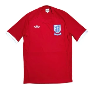 Umbro England 2010 South Africa Away Football Jersey - Den här varan kommer auktioneras ut på Sneakershyllan x Plick Live den Tisdagen 23 juni kl 18