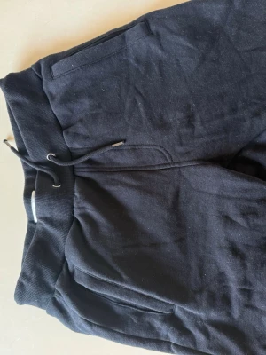 Shorts - Två pack shorts. Två shorts med bra skick. Det svarta är ifrån pier one och de vita ifrån Lyle n scott. 100kr st och pris kan diskuteras