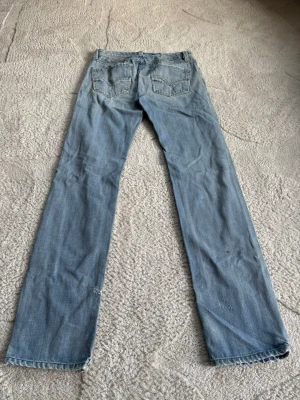 Diesel jeans - Vintage Diesel jeans  Model : Larkee Måtten finns på sista bilden:) Öppen för pris förslag och frågor🤩! Diverse hål över Jeansen, kolla bilderna!
