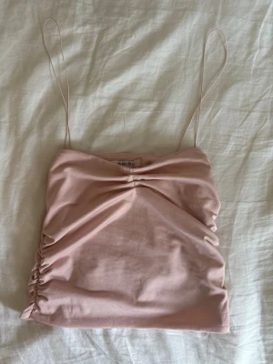 Rosa topp - Supersöt ljusrosa topp💕 Står M på lappen vilket är konstigt då jag själv skulle säga XS. Skriv om du undrar något😊