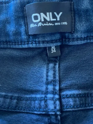 Midwaist jeans från Only - Synligt använda syns på bild. Men ändå bra skick☺️