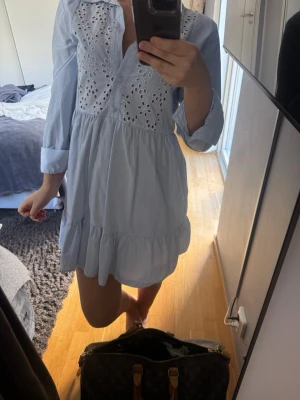 Zara klänning - Söt, luftig, ljusblå kort klänning med broderade detaljer. Så fin och perfekt till sommaren