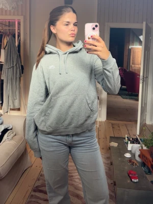 Grå hoodie från Nike med huva - Säljer en ljusgrå hoodie från Nike ❤️