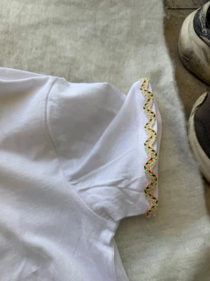 T-shirt  - T-shirt som jag själv har sytt på detaljer på ✨