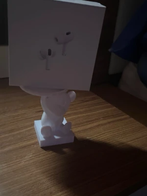 Apple AirPods Pro 2 USB-C - Säljer ett par Apple AirPods Pro (2nd generation) med MagSafe-laddningsetui och USB-C. De är vita och har en stilren, kompakt design. Perfekta för trådlös musik och samtal, med aktiv brusreducering och transparensläge.