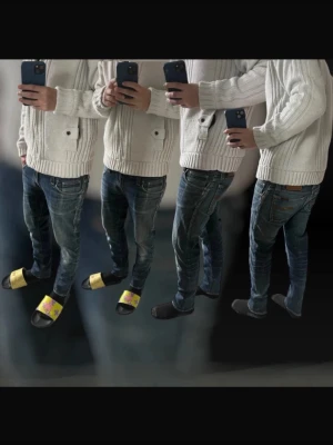 Blå slitna jeans från Nudie Jeans - Tjena! Säljer mina nudie jeans i modellen long thight John. Storlek W29 L34, skriv gärna om ni vill ha mått eller undrar något annat! 