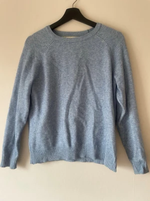 Ljusblå stickad tröja från ONLY - Mysig ljusblå stickad tröja från ONLY med rund halsringning och ribbade muddar vid ärmslut och nederkant. Perfekt för lager på lager och enkel att matcha med jeans eller kjol. Klassisk och stilren modell i mjukt material.