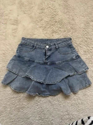 Volang jeanskjol  - Volang jeanskjol med inbyggda shorts i storlek S! 