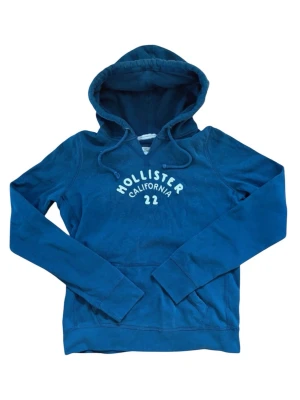 Hollister dam hoodie L - Säljer en dam hoodie i märket Hollister, storlek L passar nån runtomkring 170-180.  Jätte fint skick (lite vintage style)  Nypris ca 900kr