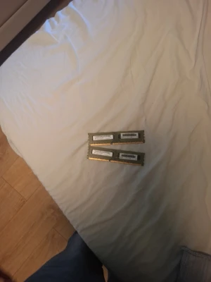 Ddr3 8gb 1033mhz - Säljer två RAM-minnen för stationär dator. De är gröna med guldkontakter och har vita etiketter med specifikationer. Perfekt för dig som vill uppgradera din dator eller behöver extra minne till ett bygge.