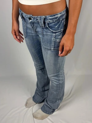 Såå snygga lågmidjade jeans - Supersnygga lågmidjade jeans | Storlek 28 | Jättefint skick! | Jag är 168cm lång och väger 60kg | Mått: Ytterbenslängd: 105cm. Midjebredd: 41cm. Lårbredd: 27cm. Fotöppning: 23cm. Kontakta mig vid fler frågor eller funderingar!💗